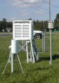 Ogródek meteorologiczny dydaktyczny, klatka meteorologiczna drewniana Stevensona na stojaku, deszczomierz Hellmanna, czujnik temperatury i wilgotności powietrza