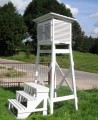 Klatka meteorologiczna drewniana Stevensona na stojaku, schody do klatki meteo