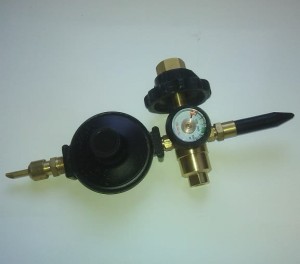 Reduktor uniwersalny z manometrem R06
